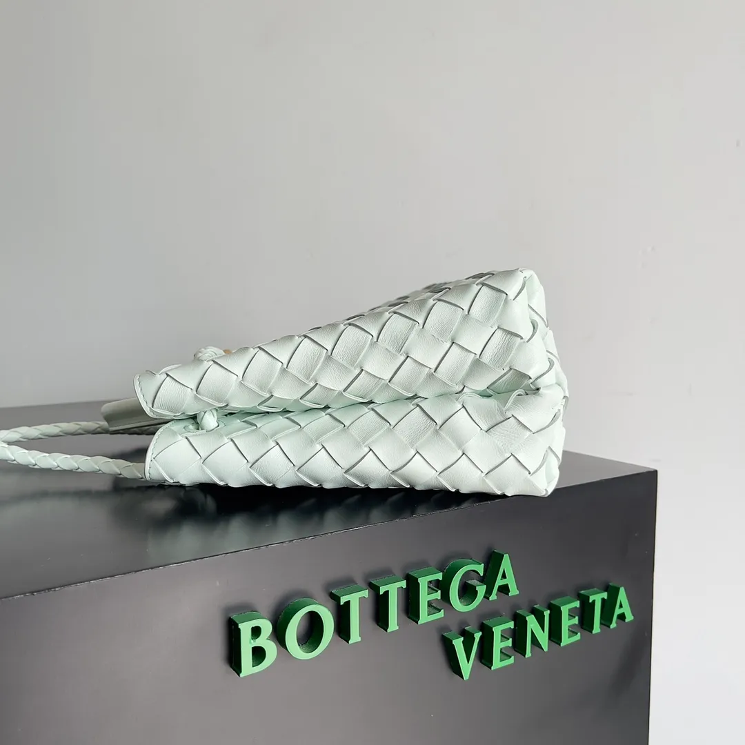 The 2023 new Andiamo batch of 1860 BV has been shipped‼ ️Really popular🔥The new Andiamo woven handbag launched by Bottega Veneta this season is really popular all over the world! ! Celebrities at home and abroad have worn it, and Oscar-winning actress Michelle Yeoh has taken it out on the street. Song Jia, Trai Yara, Yu Feihong, Sanji Ayaka, Rosie Hunting-Whiteley, Yoshioka Riho, etc. have all picked up this bag. It is classic and versatile, showing off its temperament, and the bag capacity is also large, which is very convenient for daily commuting! ! A variety of carrying methods, the shoulder straps can be adjusted by yourself, the original lambskin feels soft and delicate, and the neutral style is made to break gender boundaries and bring a more practical and longer-lasting use experience. Andiamo, which has both elegant and casual styles, perfectly interprets the true appearance of "fashionable old money style". Style number: 743568 Size: 25*22*10.5cm